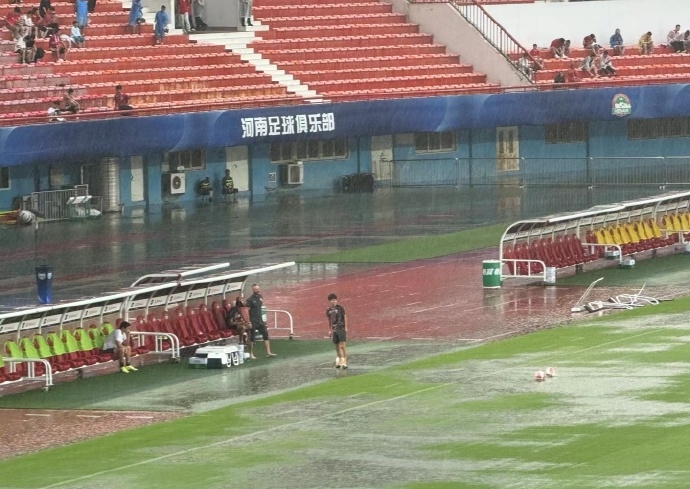 暴雨致場地積水嚴(yán)重！官方：河南vs海港開球時間延遲，視情況而定