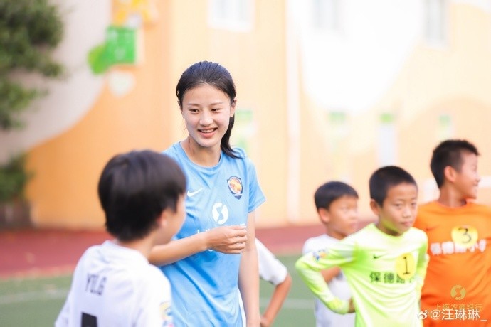 點贊！中國女足國腳汪琳琳參加校園足球活動，和小朋友開心互動