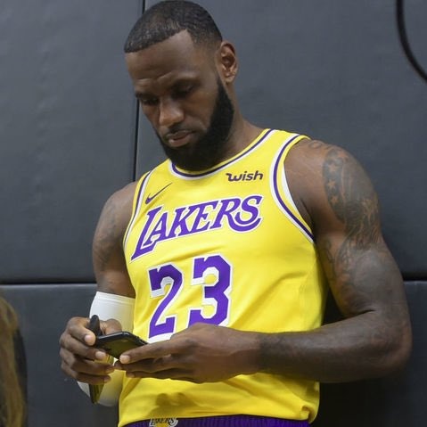 美記：NBA修訂政策 禁止球員和教練從跳球到比賽結束期間使用手機